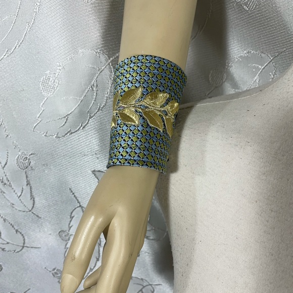 Upcycle’d silk men’s tie wrist cuff with Appliqué - Picture 4 of 4